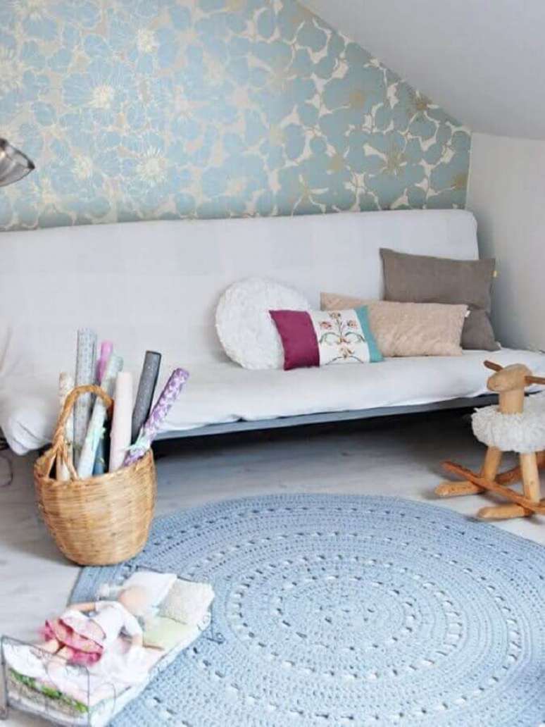 111. Decoração simples com tapetes de crochê para sala com sofá branco e papel de parede – Foto: Muito Chique