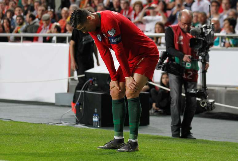 Cristiano Ronaldo deixa o campo após se lesionar em Portugal x Sérvia