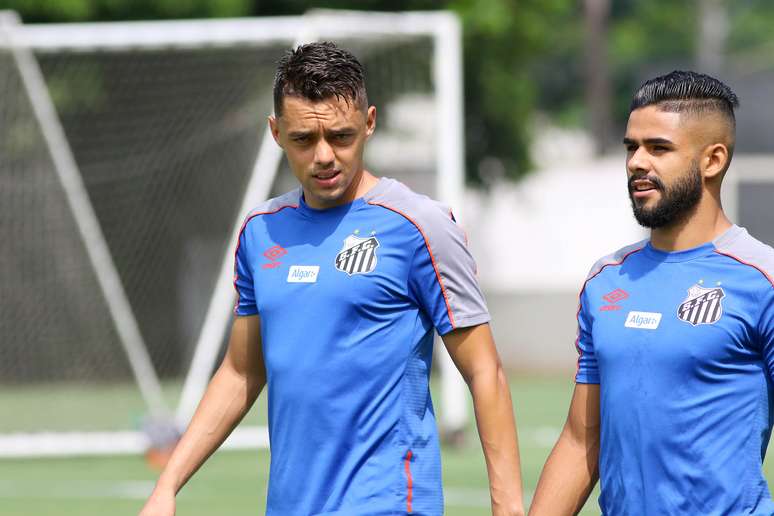 Matheus Ribeiro e Felipe Jonathan durante treino do Santos realizado no CT Rei Pelé