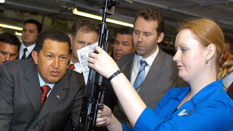 O ex-presidente venezuelano Hugo Chávez visitou uma fábrica de Kalashnikov na Rússia em 2006