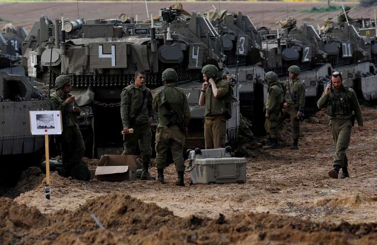 Soldados israelenses ao lado de veículos blindados perto da fronteira com Gaza
26/03/2019
REUTERS/Amir Cohen