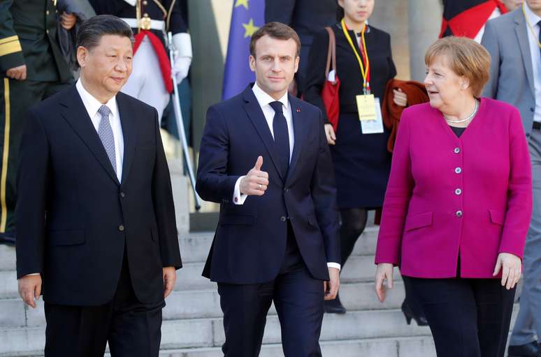 Presidente francês, Emmanuel Macron, chanceler alemã, Angela Merkel, e presidente chinês, Xi Jinping, após encontro no Palácio do Eliseu, em Paris
26/03/2019
REUTERS/Philippe Wojazer