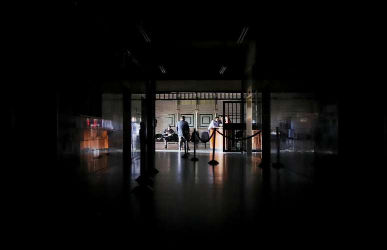 Pessoas sentadas durante blecaute em Caracas, Venezuela
25/03/2019
REUTERS/Ivan Alvarado