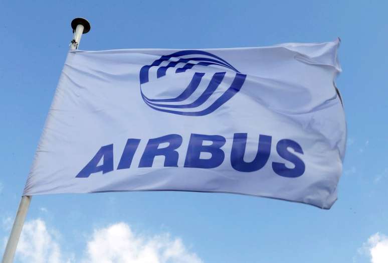 Logo da airbus em bandeira hasteada
08/01
REUTERS/Regis Duvignau