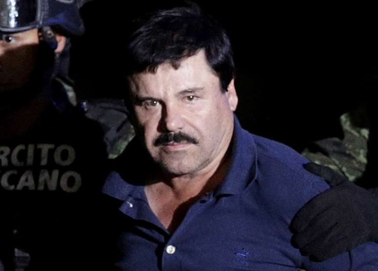 O narcotraficante Joaqu&iacute;n "El Chapo" Guzm&aacute;n &eacute; escoltado na Cidade do M&eacute;xico, M&eacute;xico
08/01/2016
REUTERS/Henry Romero