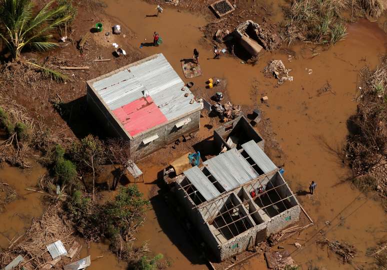 Casas s&atilde;o vistas em meio a enchente ap&oacute;s passagem do ciclone Idai, em Buzi, perto de Beira, em Mo&ccedil;ambique
24/03/2019
REUTERS/Mike Hutchings 