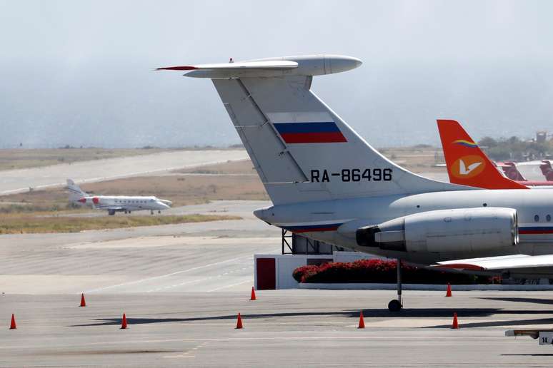 Avi&atilde;o com bandeira russa no aeroporto internacional Simon Bol&iacute;var, em Caracas
24/03/2019 REUTERS/Carlos Jasso