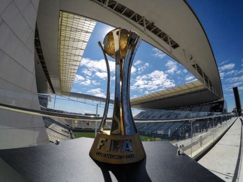 Taça do Mundial de Clube de 2012 havia sido penhorada na Justiça por dívida (Foto: Corinthians/Divulgação)