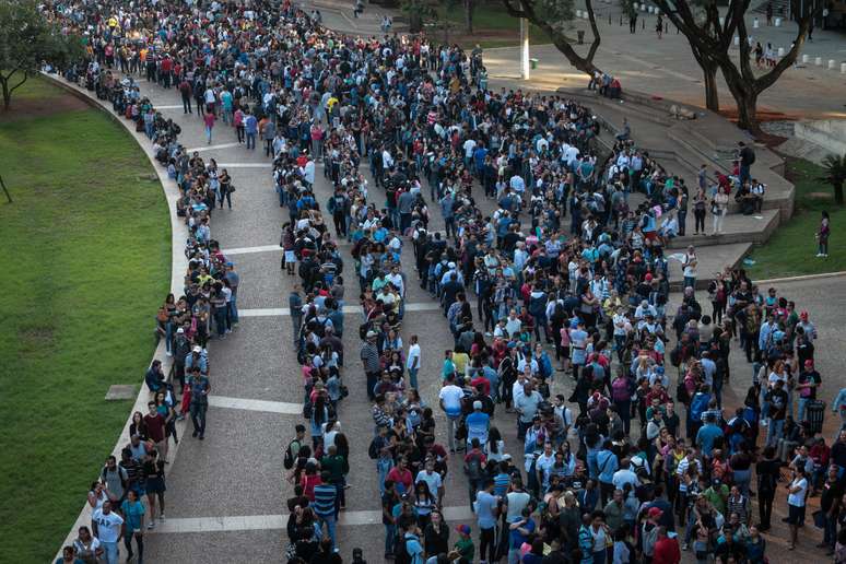 São oferecidas mais de 6 mil vagas de emprego para diversos segmentos como telemarketing, operador de caixa, atendente e vendedor de loja