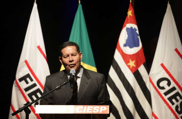 O Vice-presidente da República, Hamilton Mourão, participa de reunião com diretores da Federação da Indústria do Estado de São Paulo (Fiesp), presidente de sindicatos e empresários de diversas áreas, na sede da Federação, no centro da capital paulista, nesta terça-feira (26). Mourão foi recebido pelo Presidente da Fiesp, Paulo Skaf, que declarou apoio ao governo de Jair Bolsonaro para aprovar a Reforma da Previdência e outras mudanças, como a reforma tributária.