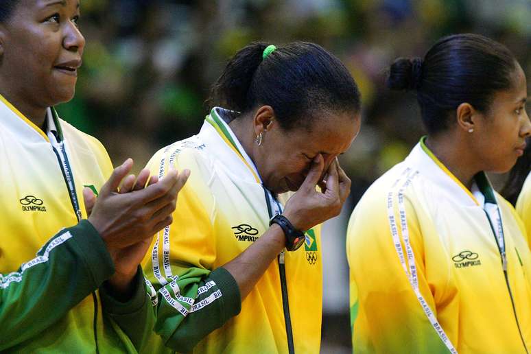Janeth se emociona ao receber a medalha de prata do Pan-Americano de 2007, no Rio de Janeiro
