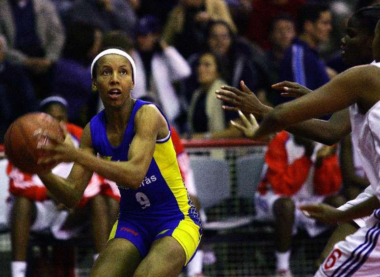 Janeth, do Brasil, durante a partida amistosa da seleção brasileira de basquete feminino contra Cuba em 2004