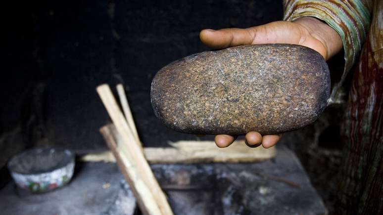 Uma pedra ou uma colher aquecidas no fogo são, normalmente, usados para queimar os seios de meninas na puberdade