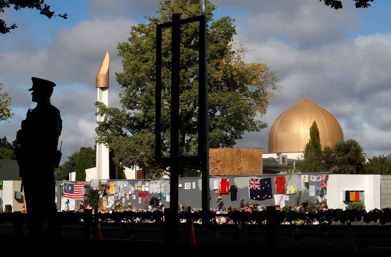 Policial em frente a mesquita de Christchurch
22/03/2019
REUTERS/Jorge Silva