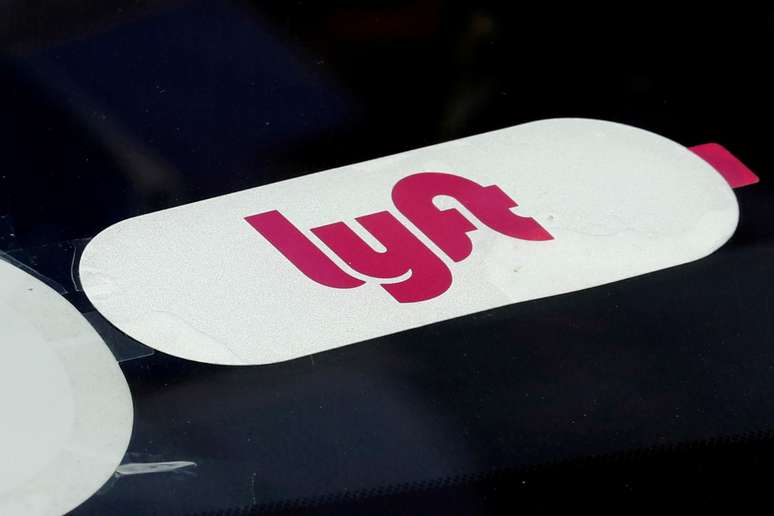 Logotipo da Lyft &eacute; visto em carro em Nova York. 4/3/2019. REUTERS/Mike Segar/File Photo 
