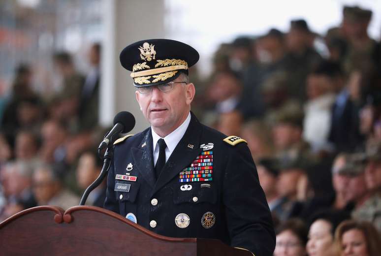 General norte-americano Robert Abrams discursa em Pyeongtaek
08/11/2018 REUTERS/Kim Hong-Ji 