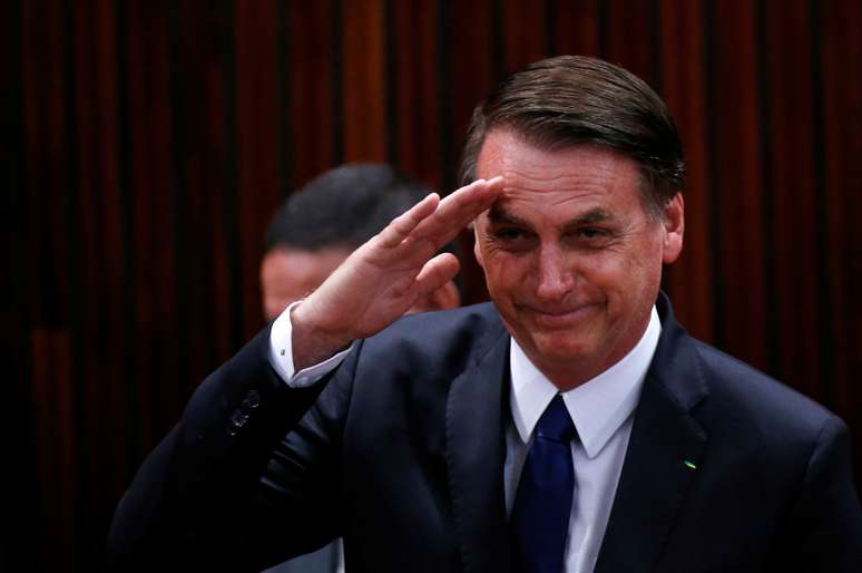 Jair Bolsonaro bate continência em Brasília