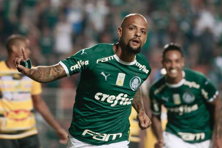 Felipe Melo, do Palmeiras, comemora seu gol durante partida contra o time do Novorizontino, válida pelo segundo jogo das quartas de final do Campeonato Paulista, no estádio Paulo Machado de Carvalho ( Pacaembu ), na zona oeste de São Paulo, nesta terça- feira, 26.