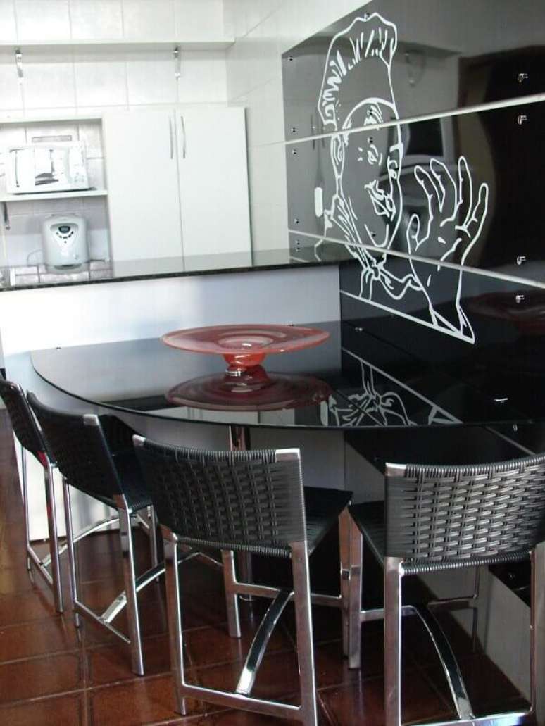 14- A mesa curva no canto da sala de jantar economiza espa&ccedil;o. Fonte: Thuize Roff