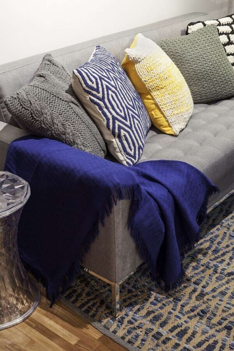 15- Na decora&ccedil;&atilde;o de casas pequenas, os tons neutros na sala facilitam a harmonia do ambiente. Fonte: Decoradoria Decora&ccedil;&atilde;o Online