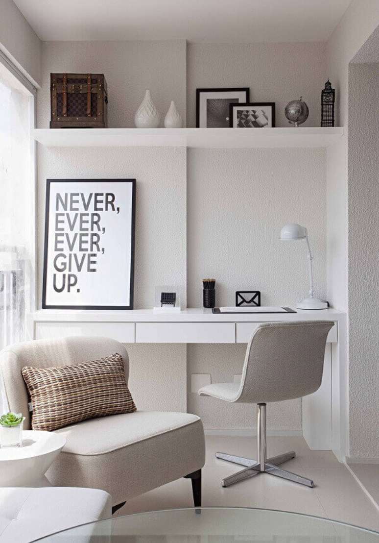 16- A decora&ccedil;&atilde;o para casa pequena aproveita o espa&ccedil;o da varanda para criar um Home Office elegante. Fonte: Juliana Matalon