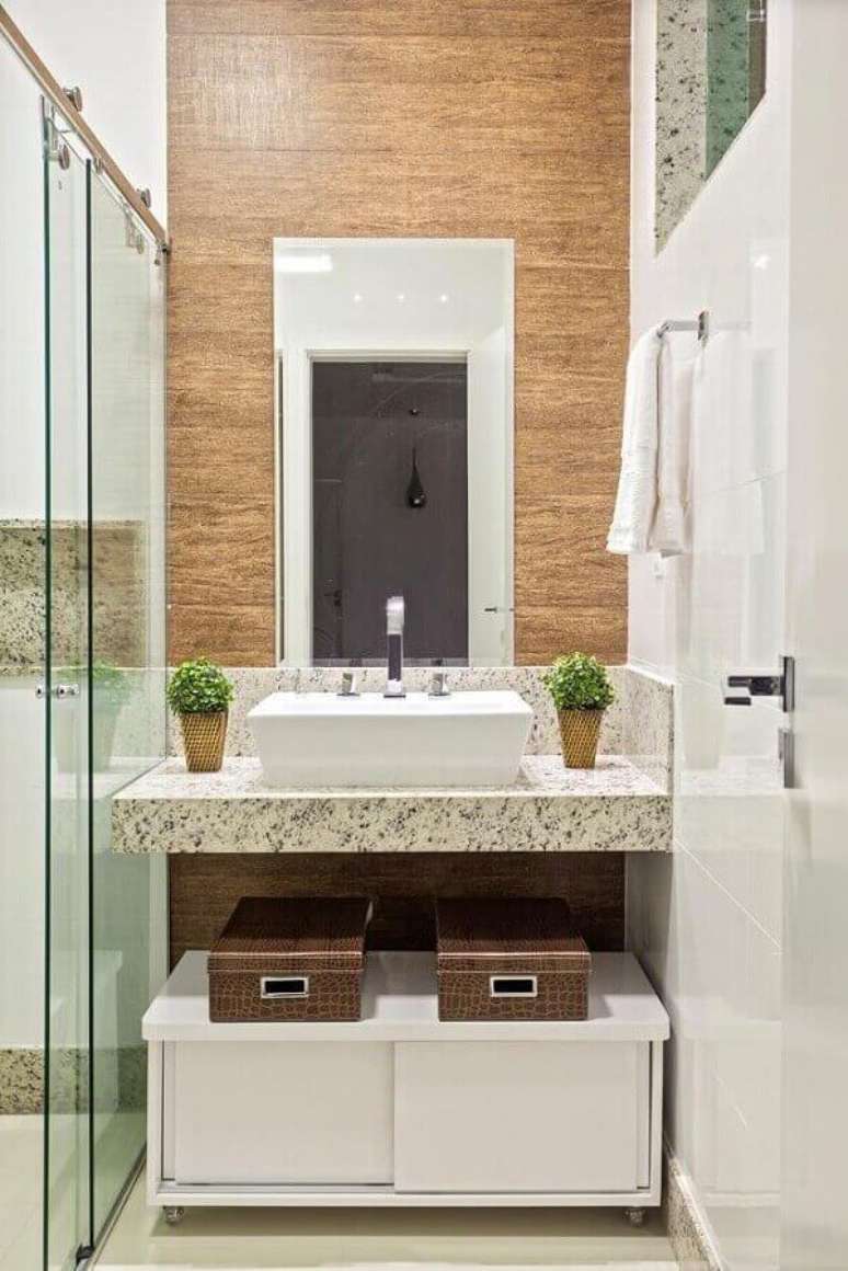 19- Na decora&ccedil;&atilde;o de casas pequenas, o banheiro tem portas de vidro de correr para o box. Fonte: Laura Santos