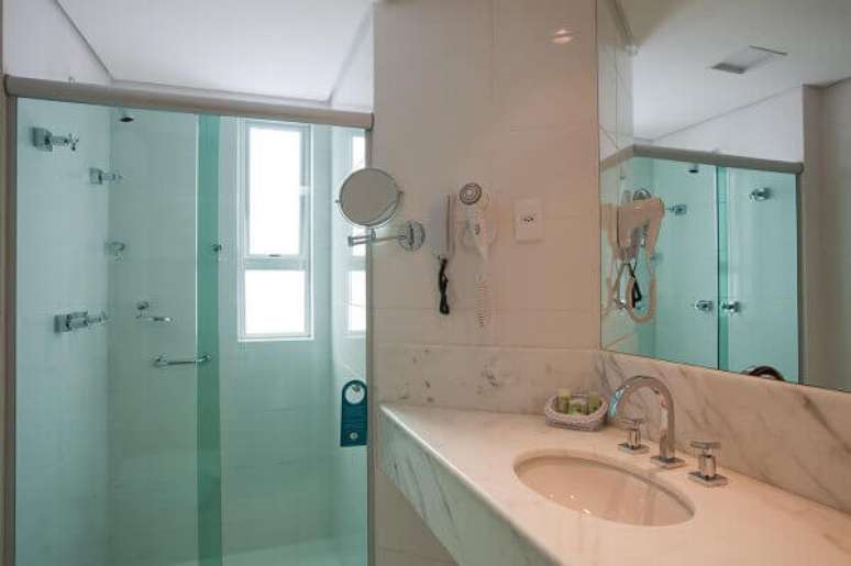 20- Na decora&ccedil;&atilde;o de casas pequenas, o box foi colocado na diagonal. Fonte: Magda Braga