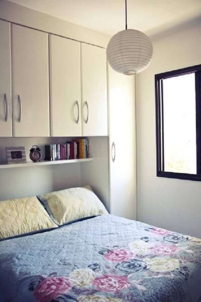 21- Na decora&ccedil;&atilde;o de casas pequenas, os arm&aacute;rios embutidos no quarto de casal otimizam o espa&ccedil;o. Fonte: Casa Aberta