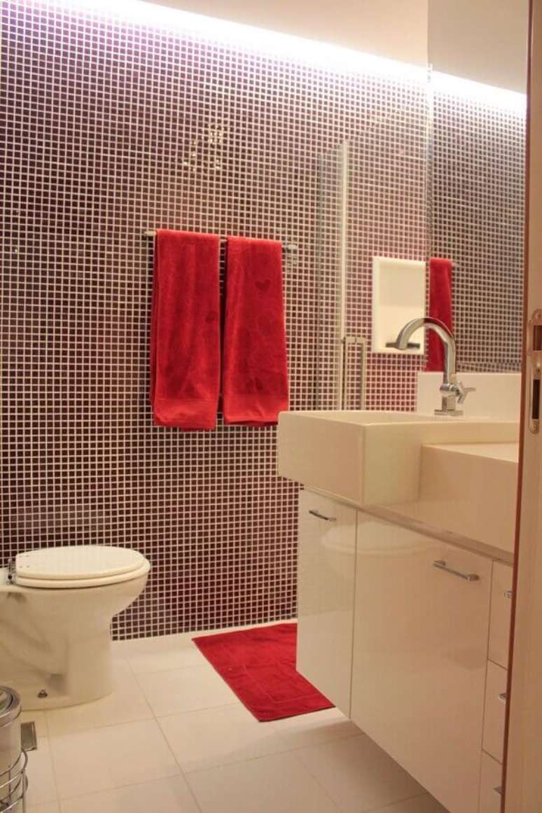 23- Na decora&ccedil;&atilde;o de casas pequenas, as portas de vidro do box criam a sensa&ccedil;&atilde;o de ambiente amplo. Fonte: Bia Muniz