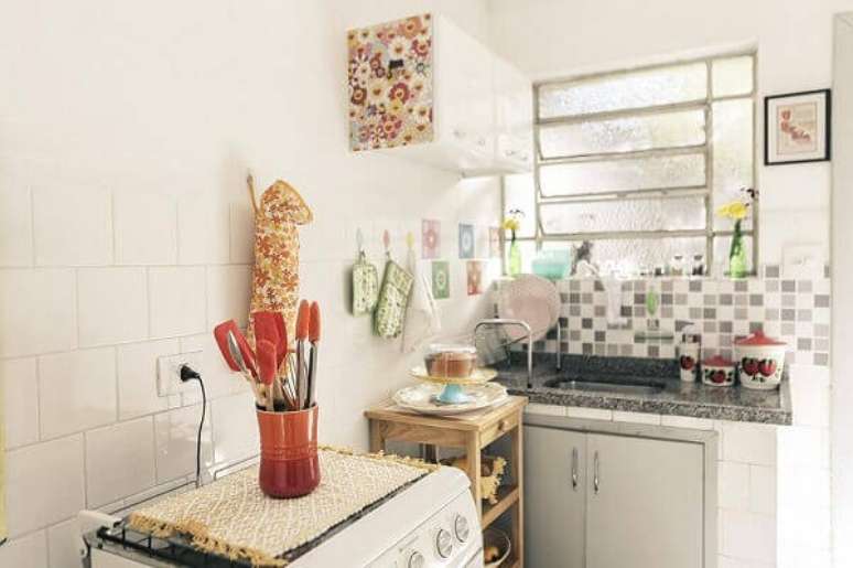 24- Na decora&ccedil;&atilde;o de casas pequenas e simples, os objetos decorativos ocupam lugar de destaque na cozinha. Fonte: Pinterest
