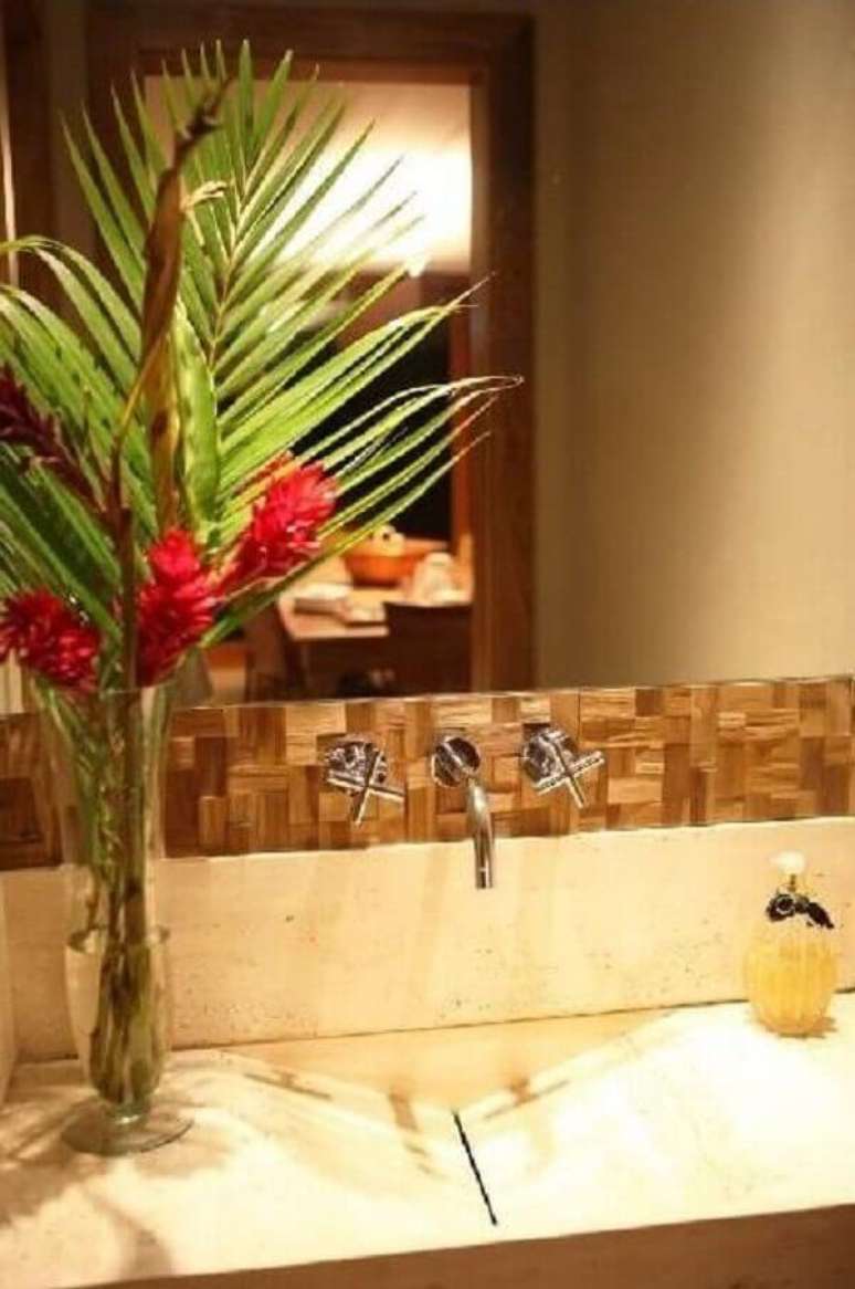 25- Na decora&ccedil;&atilde;o de casas pequenas, os metais do lavabo s&atilde;o fixados na parede. Fonte: Ana Paulo Hygino