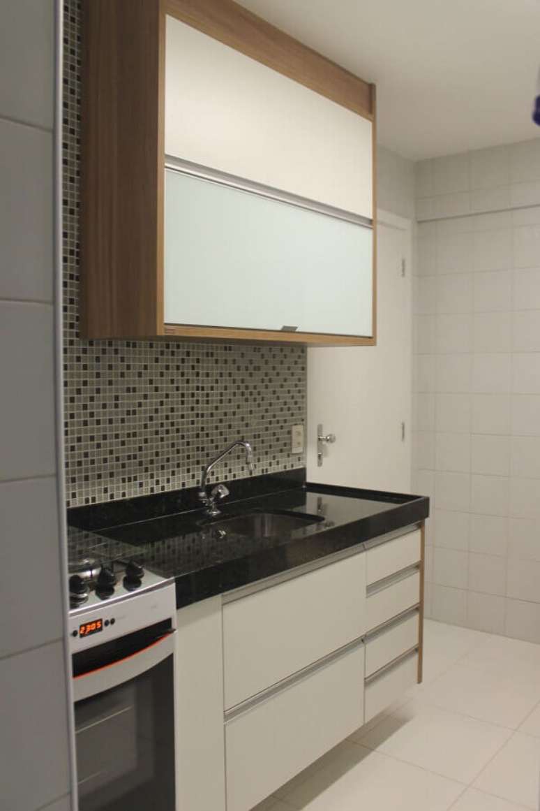 28- Na decora&ccedil;&atilde;o de casas pequenas, os arm&aacute;rios altos otimizam o espa&ccedil;o. Fonte: Andrea Nygaard e Andrea Simas Arquitetura