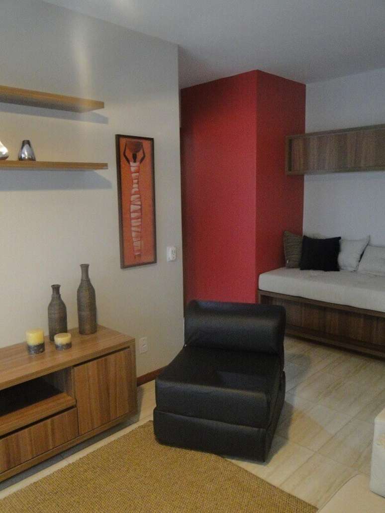 29- Na decora&ccedil;&atilde;o de casas pequenas, a cama de solteiro pode servir de sof&aacute;. Fonte: Ma Arquitetura