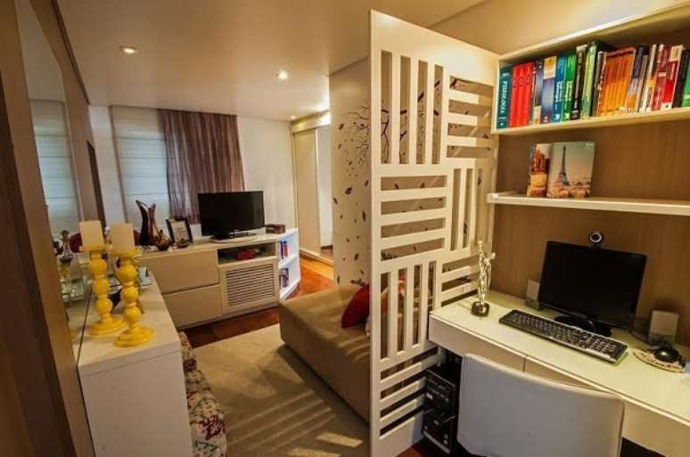 36- Na decora&ccedil;&atilde;o para casa pequena, o mesmo espa&ccedil;o &eacute; dividido entre sala, quarto e Home Office. Fonte: Pinterest