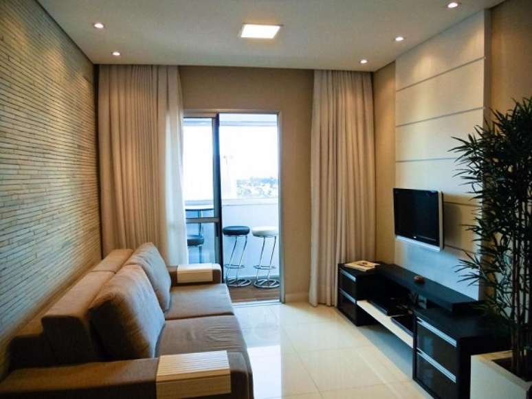 38- Na decora&ccedil;&atilde;o de casas pequenas, a sala pode ter poucos objetos decorativos para n&atilde;o poluir o visual. Fonte: Fl&aacute;via G&oacute;es e Laryssa Araujo