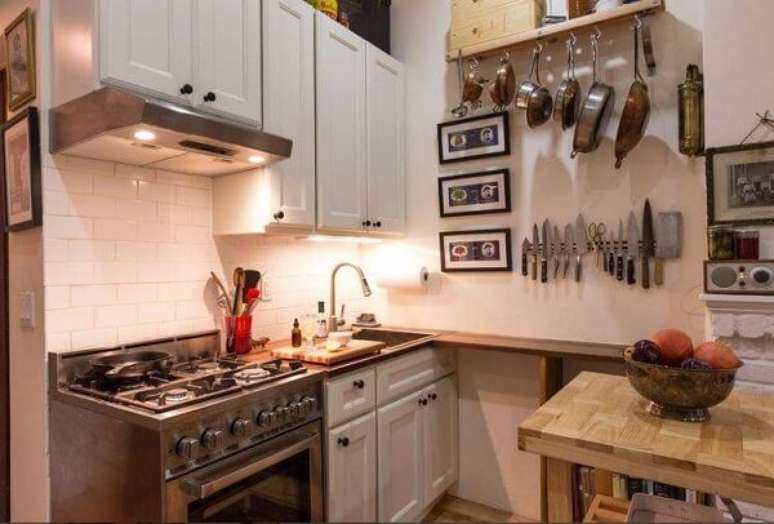 39- Na decora&ccedil;&atilde;o de casas pequenas, as panelas e utens&iacute;lios podem ser pendurados na parede. Fonte: DcoreVoc&ecirc;