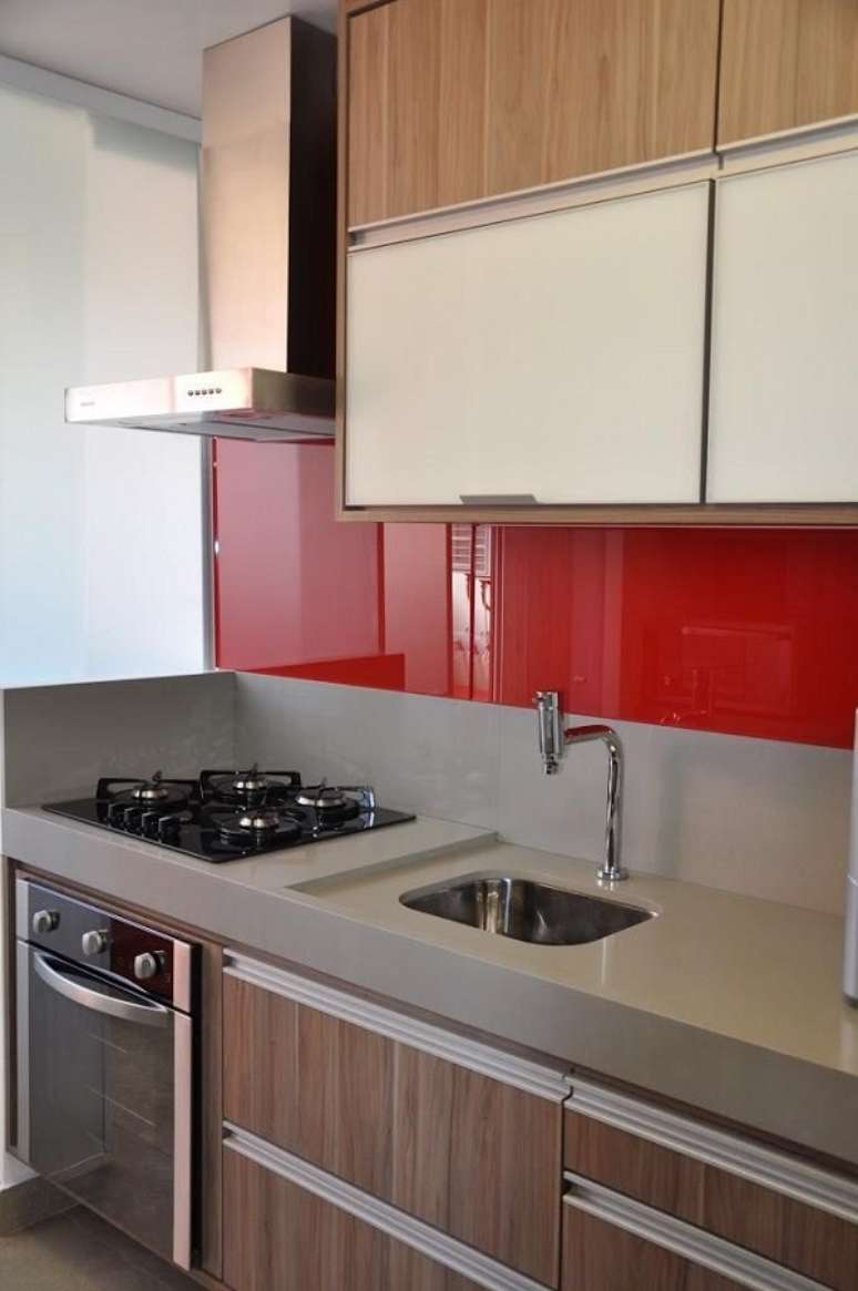 55- Na decora&ccedil;&atilde;o de casas pequenas, os m&oacute;veis de cozinha ocupam todas as paredes do ambiente. Fonte: Serra Vaz Arquitetura