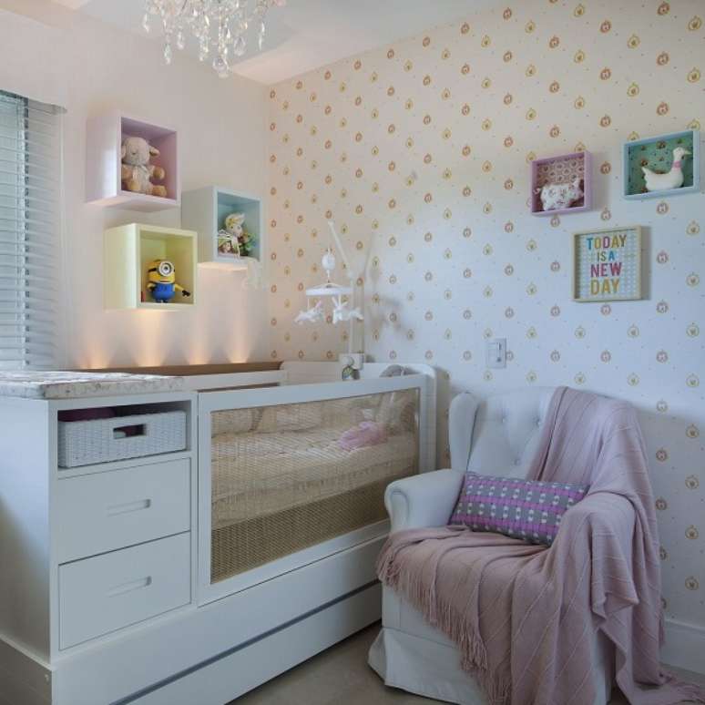 45- Na decora&ccedil;&atilde;o de casas pequenas, o ber&ccedil;o pode ter cama e gaveteiros embutidos. Fonte: Patricia Tavares