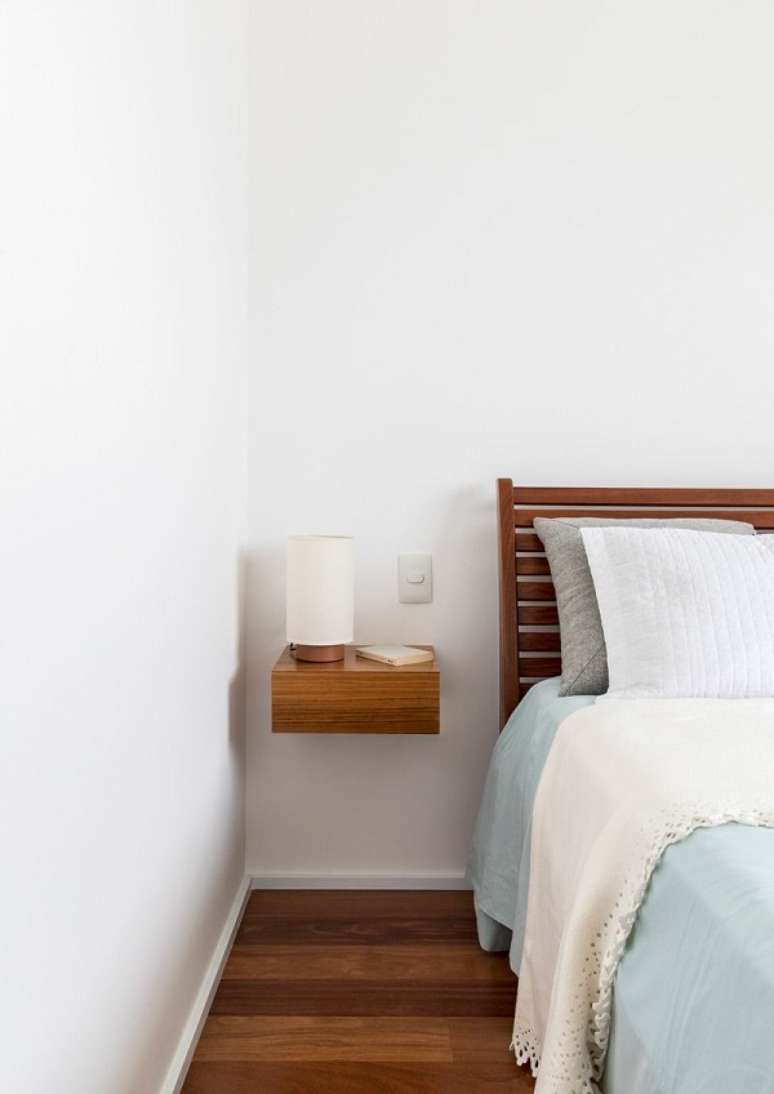 47- Na decora&ccedil;&atilde;o de casas pequenas, a prateleira tem a fun&ccedil;&atilde;o de criado mudo. Fonte: In&aacute; Arquitetura