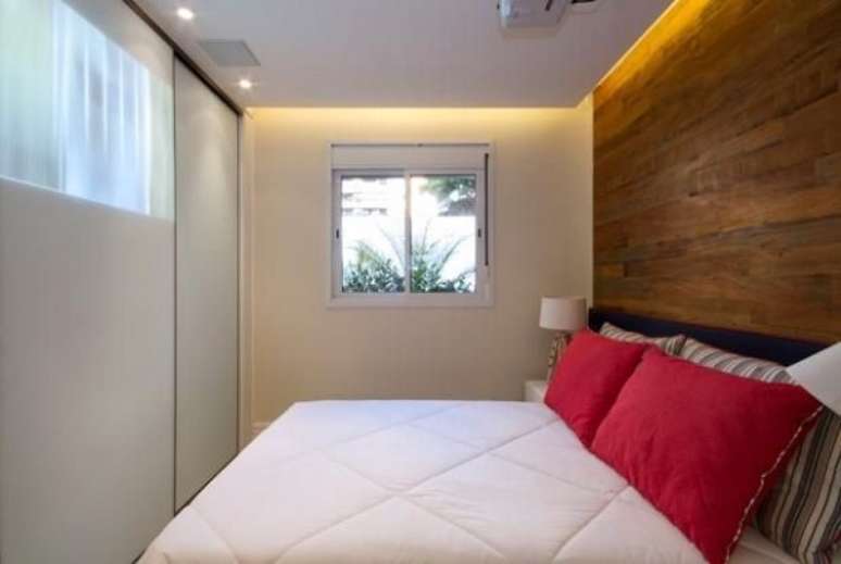 48- Na decora&ccedil;&atilde;o de casas pequenas, o arm&aacute;rio do quarto de casal pode ter portas de correr. Fonte: Renata Cafaro