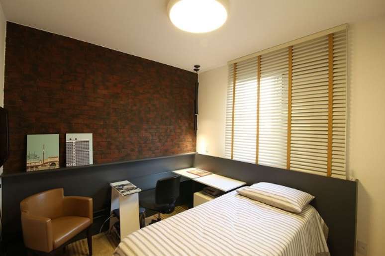 60- Na decora&ccedil;&atilde;o de casas pequenas, as persianas s&atilde;o utilizadas para controlar a luminosidade. Fonte: Mutabile Arquitetura Design Gr&aacute;fico