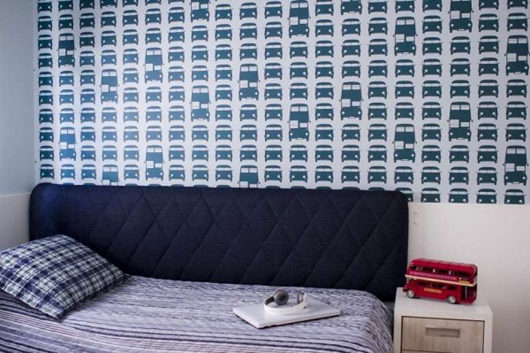 50- Na decora&ccedil;&atilde;o para casa pequena, a cama de solteiro tem encosto na lateral para simular um sof&aacute;. Fonte: Madi Arquittetura