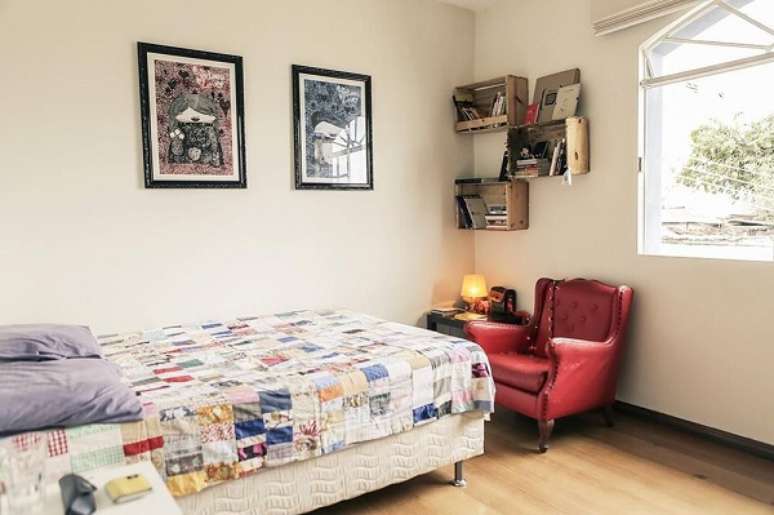 51- Na decora&ccedil;&atilde;o de casas pequenas, os caixotes presos &agrave; parede funcionam como estantes. Fonte: Casa Aberta