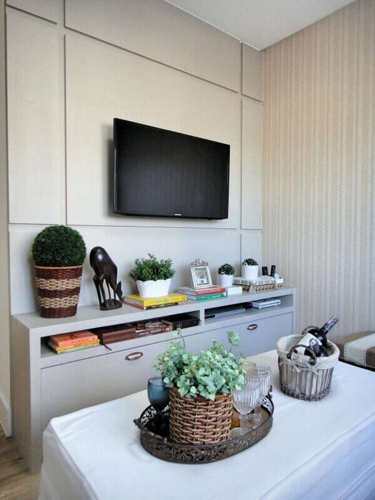 17- Na decora&ccedil;&atilde;o de casas pequenas, o banco pode ter multifun&ccedil;&atilde;o como mesa ou para acomodar visitantes. Fonte: Gabriela Herde