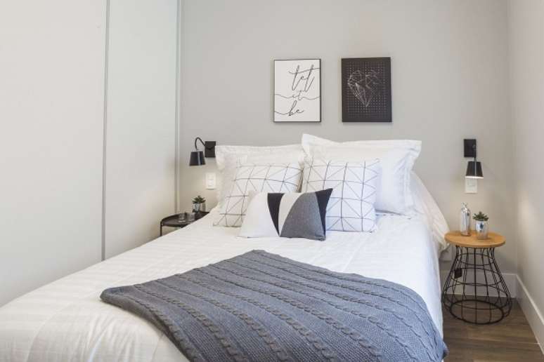 58- Na decora&ccedil;&atilde;o de casas pequenas, os quartos t&ecirc;m arm&aacute;rios planejados com portas de correr. Fonte: Red Square Arquitetura