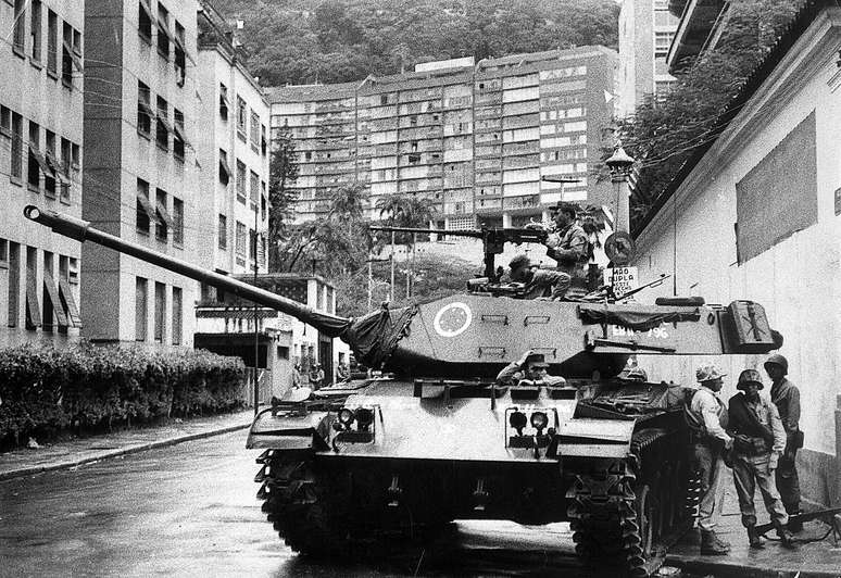 Tanque do exército pára próximo à casa do presidente deposto, João Goulart, nas Laranjeiras. O Golpe de 64 submeteu o Brasil a uma ditadura militar que durou até 1985