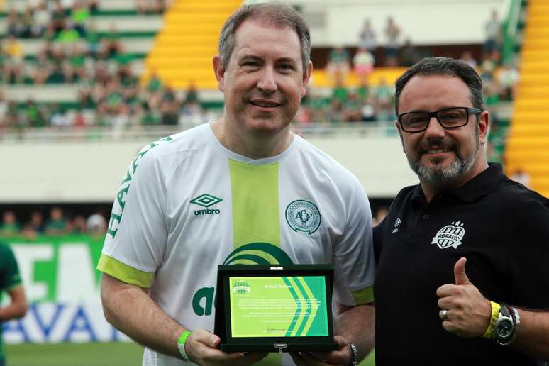 O locutor de rádio Rafael Henzel (D), homenageado antes de partida válida em Amistoso Beneficente 2017, em prol da Associação Brasileira das Vítimas do Acidente com a Chapecoense (Abravic), na Arena Condá, em Chapecó (SC)