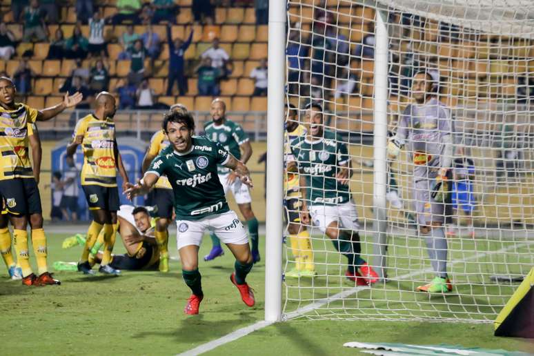 Ricardo Goulart, do Palmeiras, comemora seu gol durante partida contra o time do Novorizontino, válida pelo segundo jogo das quartas de final do Campeonato Paulista, no estádio Paulo Machado de Carvalho ( Pacaembu ), na zona oeste de São Paulo, nesta terça- feira, 26.