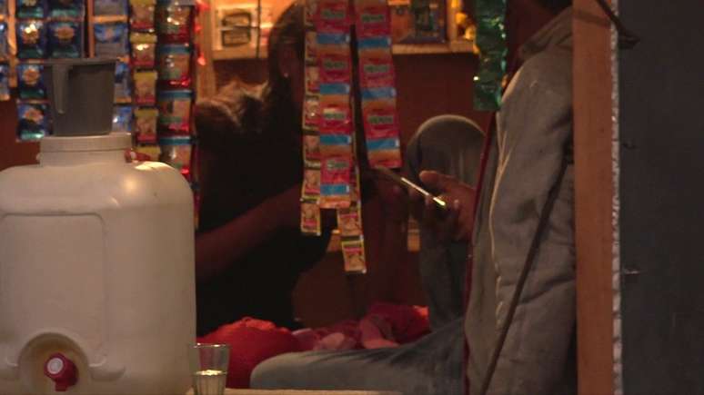 As garotas s&atilde;o negociadas em cabines disfar&ccedil;adas de lojas