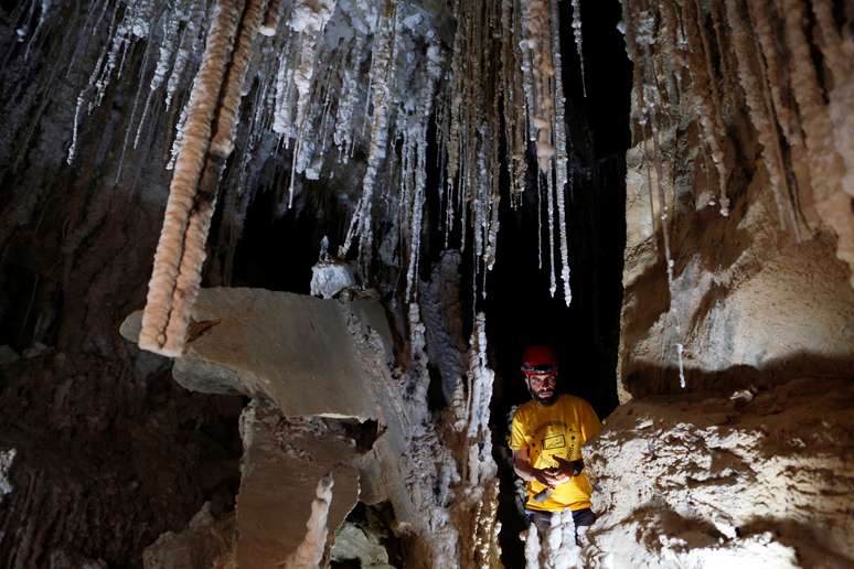 Boaz Langford, da Universidade Hebraica, na caverna de sal de Malham, em Israel
27/03/2019
REUTERS/Nir Elias